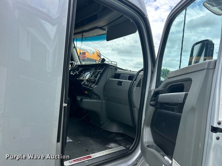 image for item YA0575 2020 Kenworth T680 semi truck