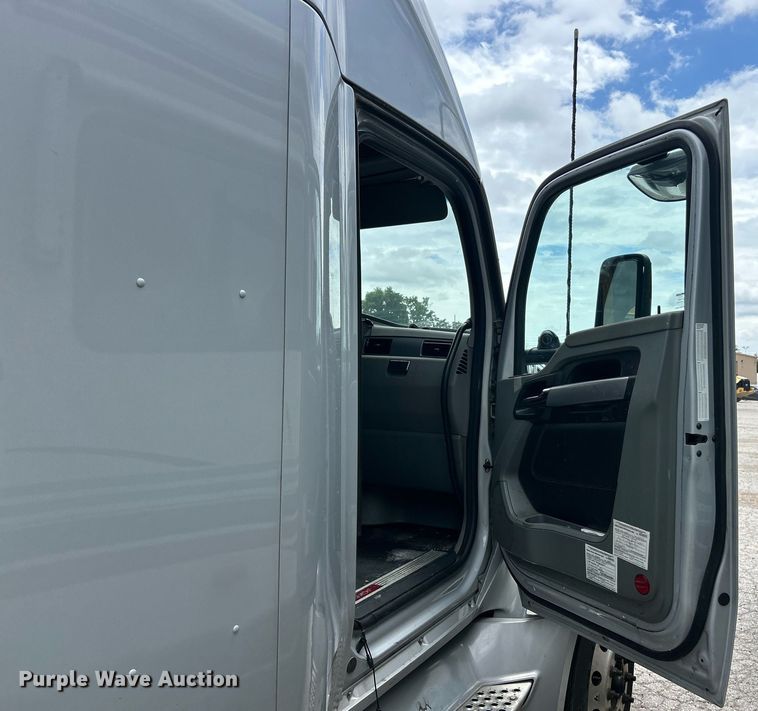 image for item YA0575 2020 Kenworth T680 semi truck