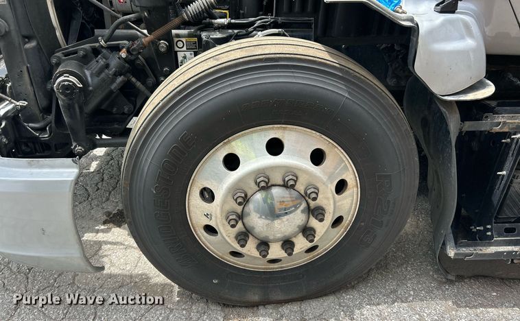 image for item YA0575 2020 Kenworth T680 semi truck