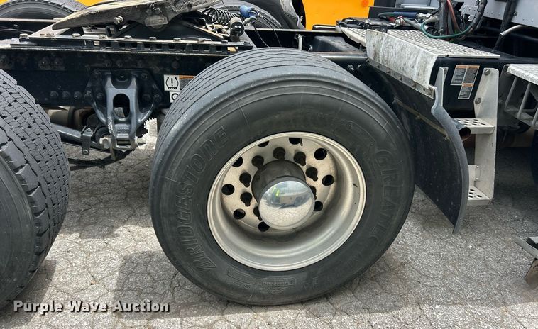 image for item YA0575 2020 Kenworth T680 semi truck