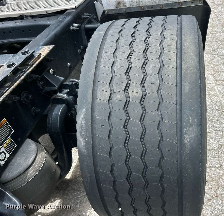 image for item YA0575 2020 Kenworth T680 semi truck