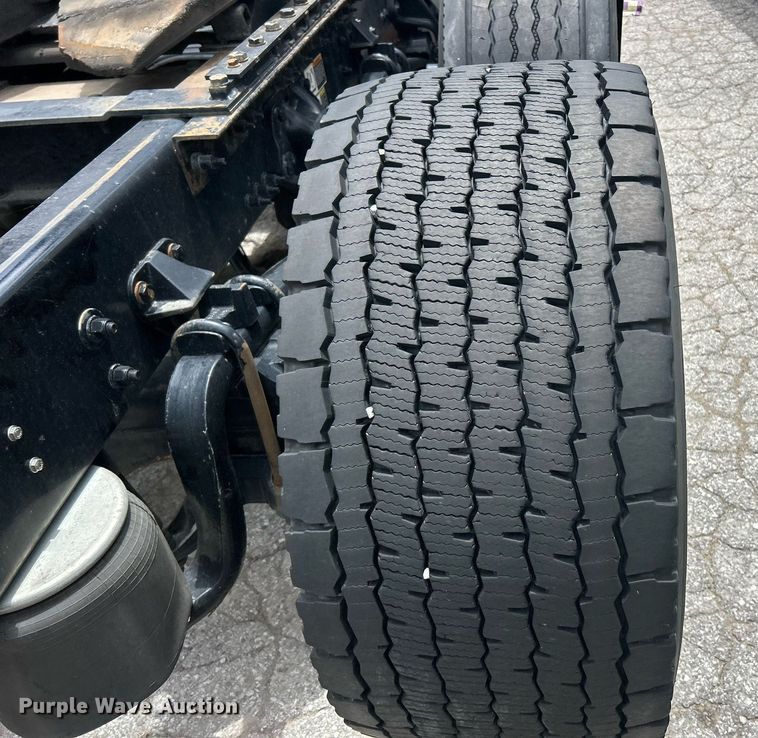 image for item YA0575 2020 Kenworth T680 semi truck