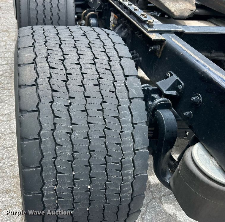 image for item YA0575 2020 Kenworth T680 semi truck