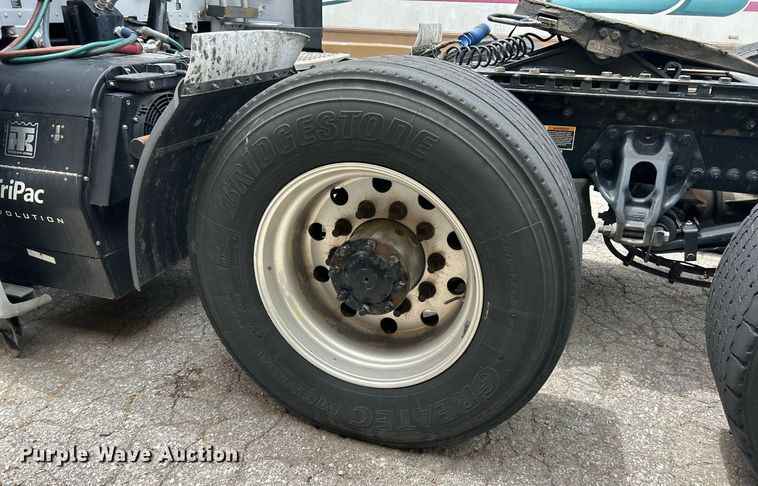 image for item YA0575 2020 Kenworth T680 semi truck