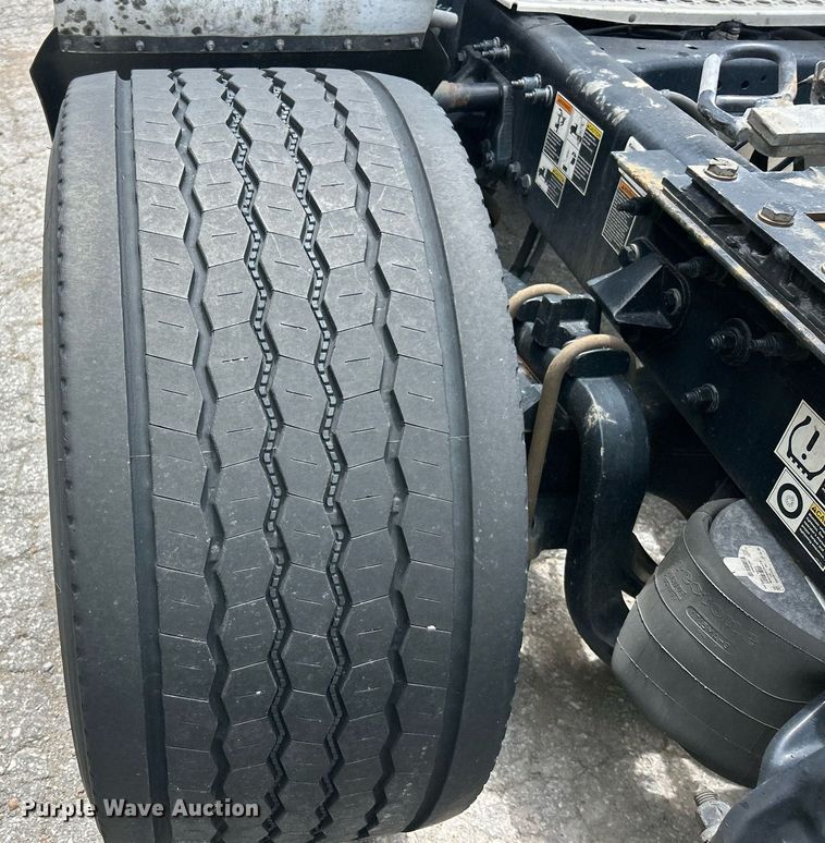 image for item YA0575 2020 Kenworth T680 semi truck