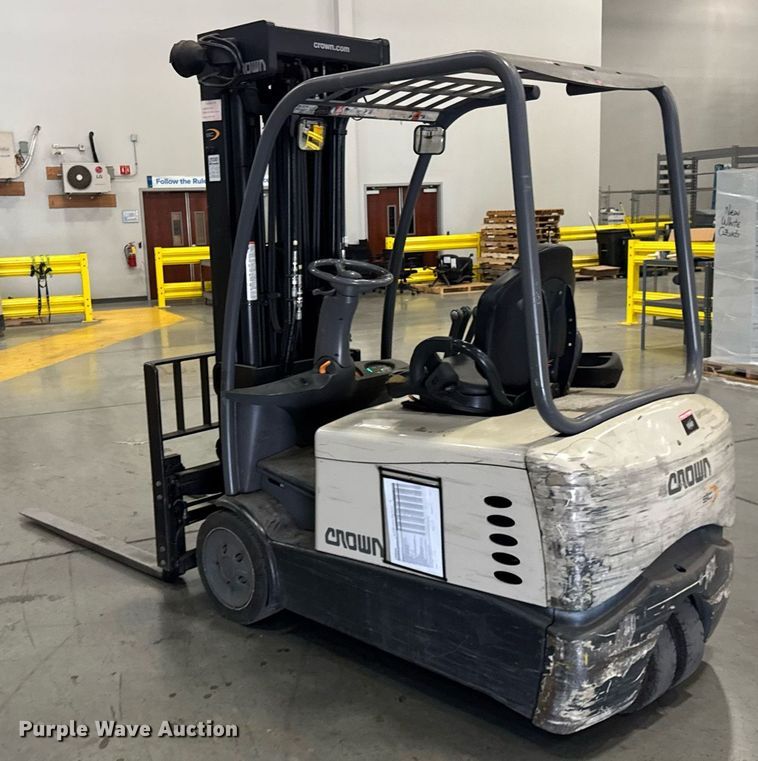 image for item DI9086 2014 Crown SC5245-40 forklift