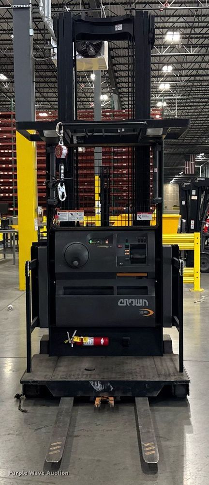 image for item DI9087 2016 Crown SP4050-30 order picker