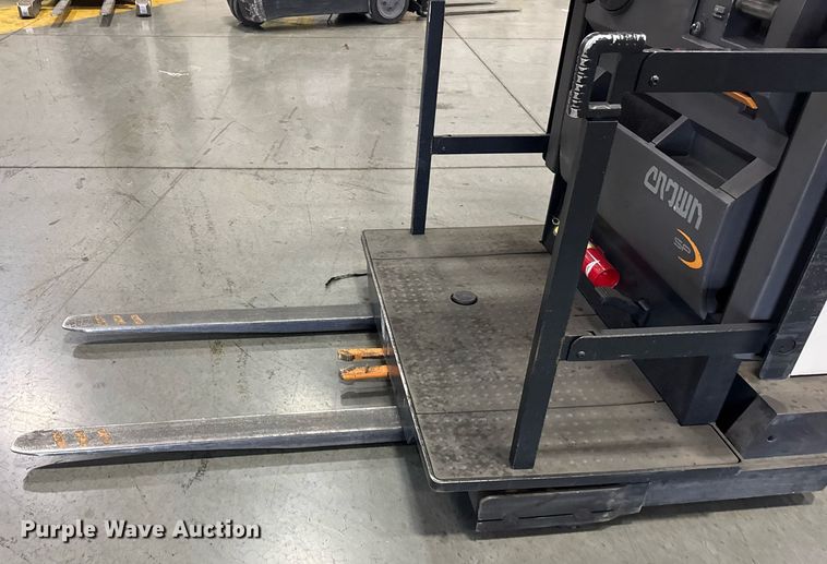 image for item DI9087 2016 Crown SP4050-30 order picker