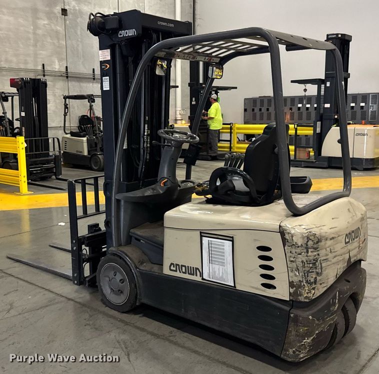 image for item DI9088 2014 Crown SC5245-40 forklift