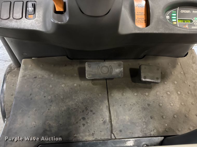 image for item DI9088 2014 Crown SC5245-40 forklift