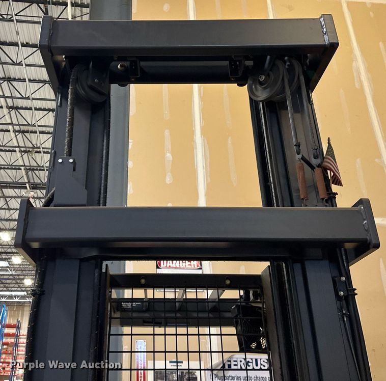 image for item DI9111 2016 Raymond 5600 order picker