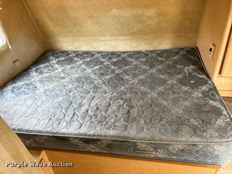 image for item DM1913 2005 Aerolite 29 QBH camper