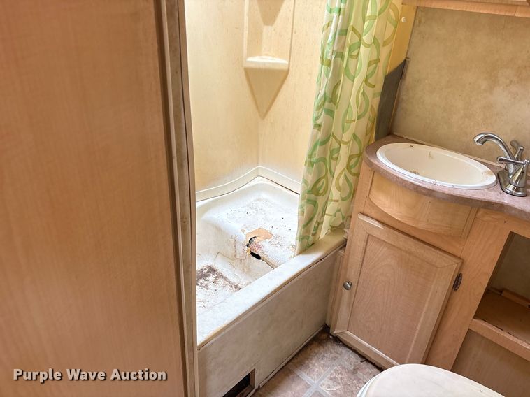 image for item DM1913 2005 Aerolite 29 QBH camper