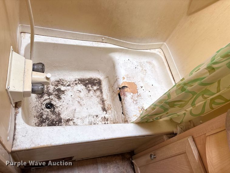 image for item DM1913 2005 Aerolite 29 QBH camper