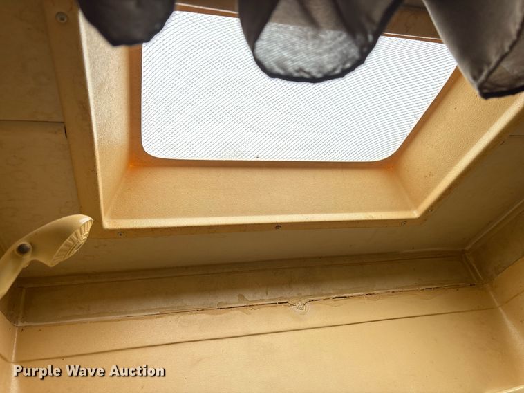 image for item DM1913 2005 Aerolite 29 QBH camper