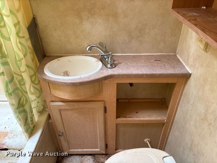 image for item DM1913 2005 Aerolite 29 QBH camper