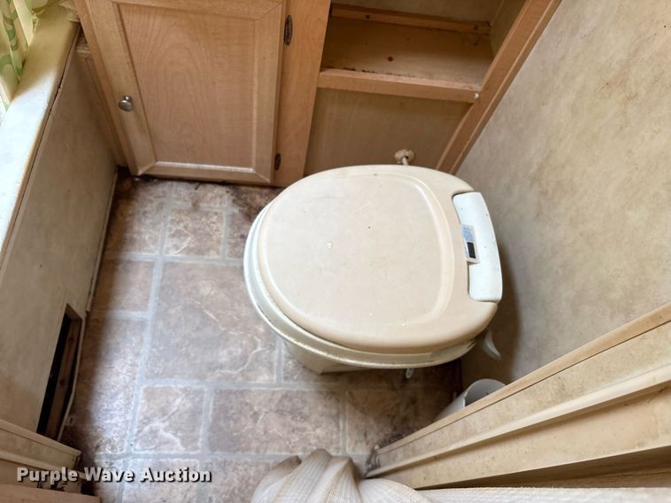 image for item DM1913 2005 Aerolite 29 QBH camper