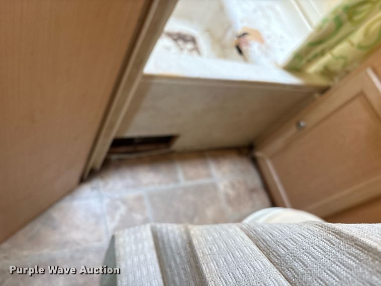 image for item DM1913 2005 Aerolite 29 QBH camper