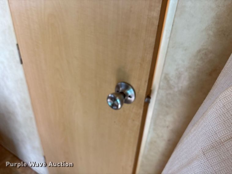 image for item DM1913 2005 Aerolite 29 QBH camper