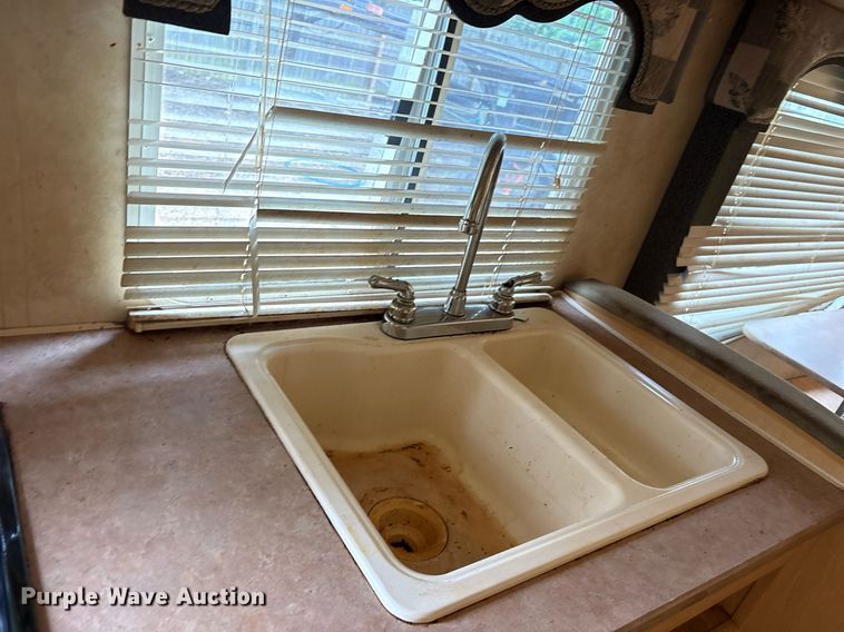 image for item DM1913 2005 Aerolite 29 QBH camper