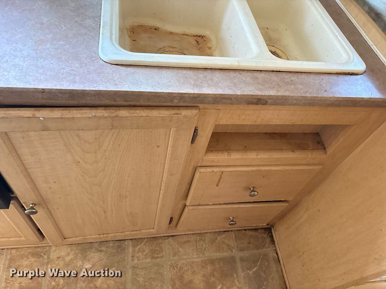 image for item DM1913 2005 Aerolite 29 QBH camper