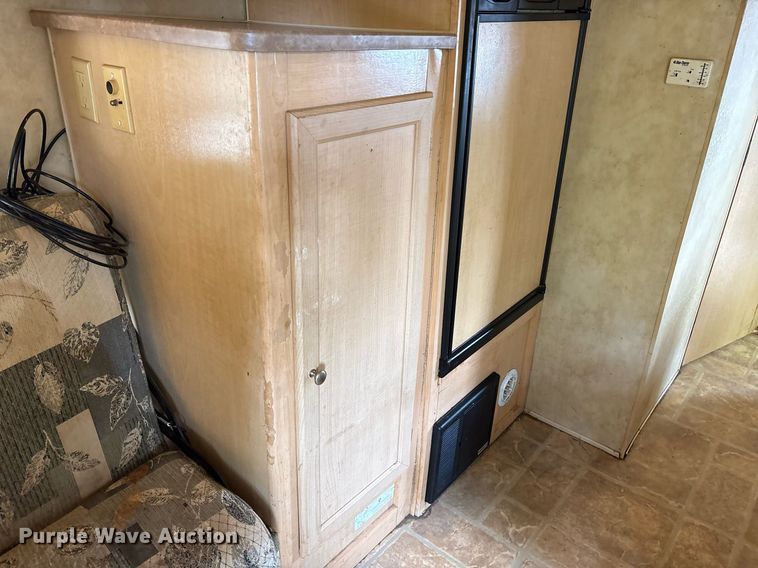 image for item DM1913 2005 Aerolite 29 QBH camper