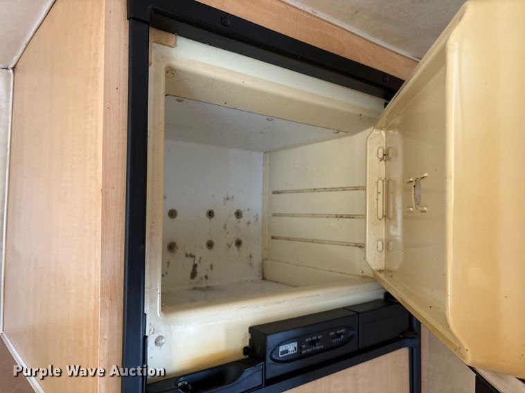 image for item DM1913 2005 Aerolite 29 QBH camper