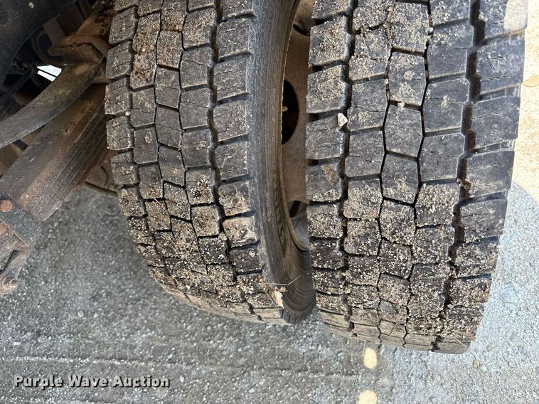 image for item DR2829 2016 Ford F550 flatbed truck