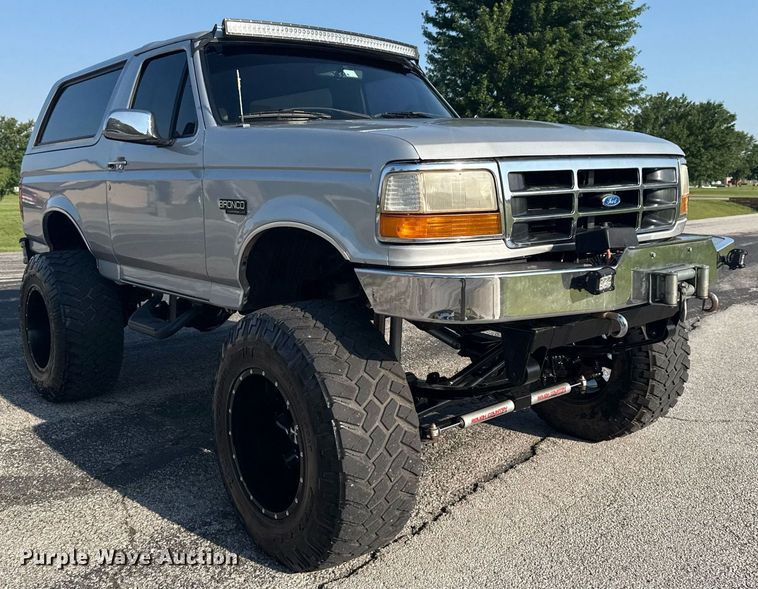 image for item DS3755 1995 Ford Bronco Eddie Bauer SUV