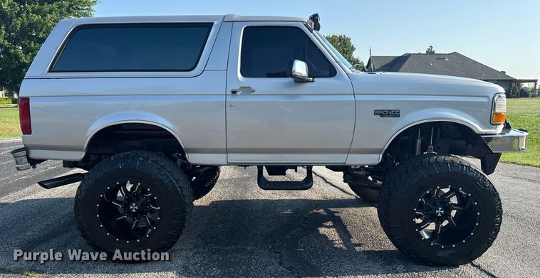 image for item DS3755 1995 Ford Bronco Eddie Bauer SUV