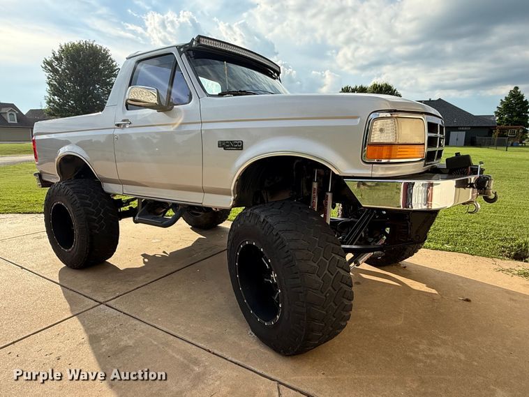 image for item DS3755 1995 Ford Bronco Eddie Bauer SUV