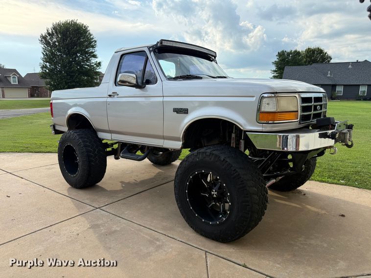 image for item DS3755 1995 Ford Bronco Eddie Bauer SUV