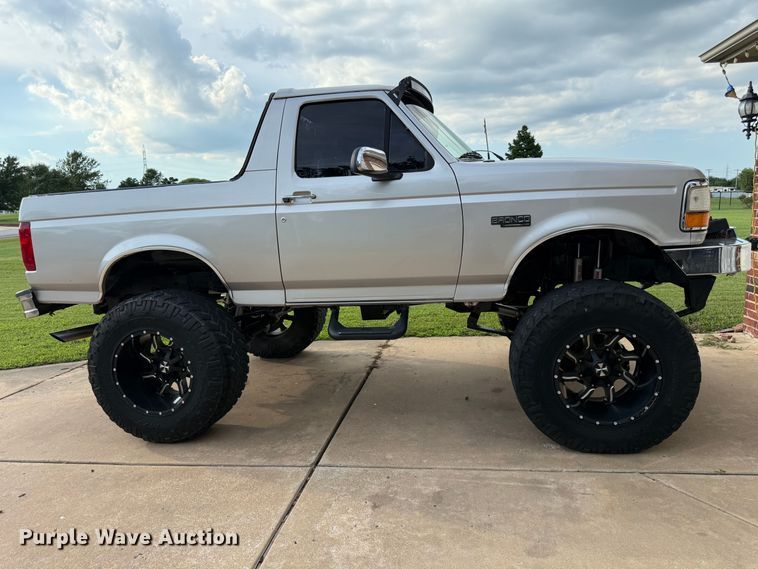 image for item DS3755 1995 Ford Bronco Eddie Bauer SUV