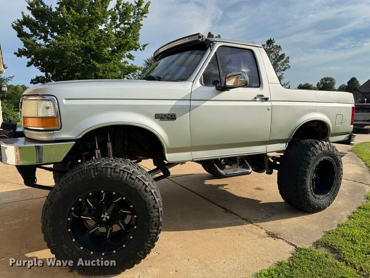 image for item DS3755 1995 Ford Bronco Eddie Bauer SUV