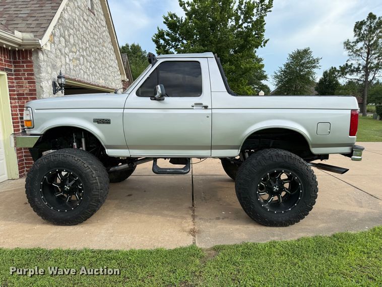 image for item DS3755 1995 Ford Bronco Eddie Bauer SUV