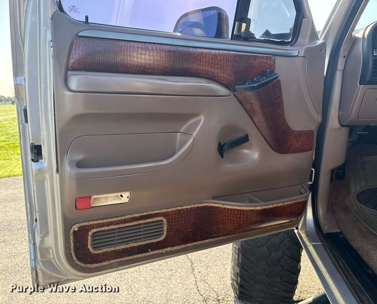 image for item DS3755 1995 Ford Bronco Eddie Bauer SUV