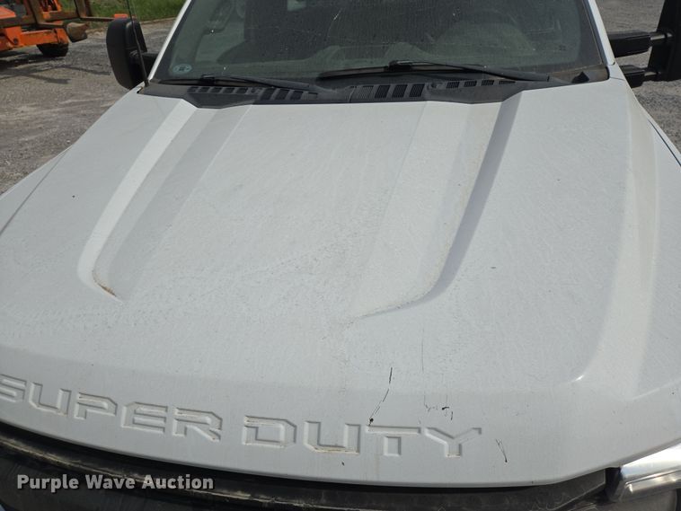 image for item DT4828 2021 Ford F350 Super Duty utility bed pickup truck