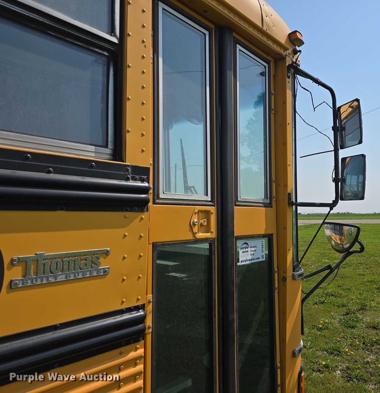image for item DT6911 2000 Thomas Built Saf-T-Liner school bus