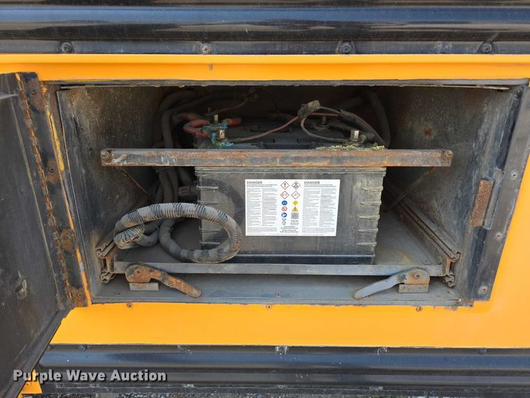 image for item DT6911 2000 Thomas Built Saf-T-Liner school bus