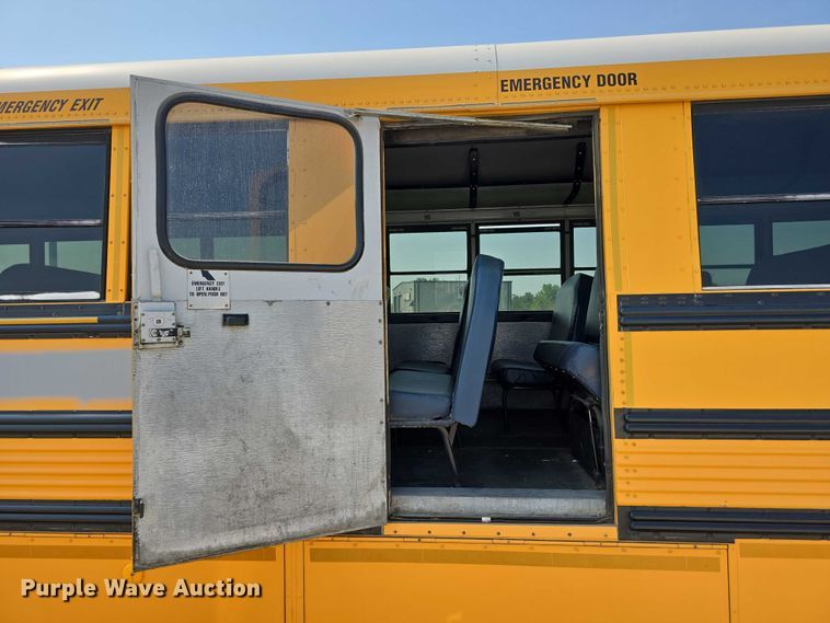 image for item DT6911 2000 Thomas Built Saf-T-Liner school bus