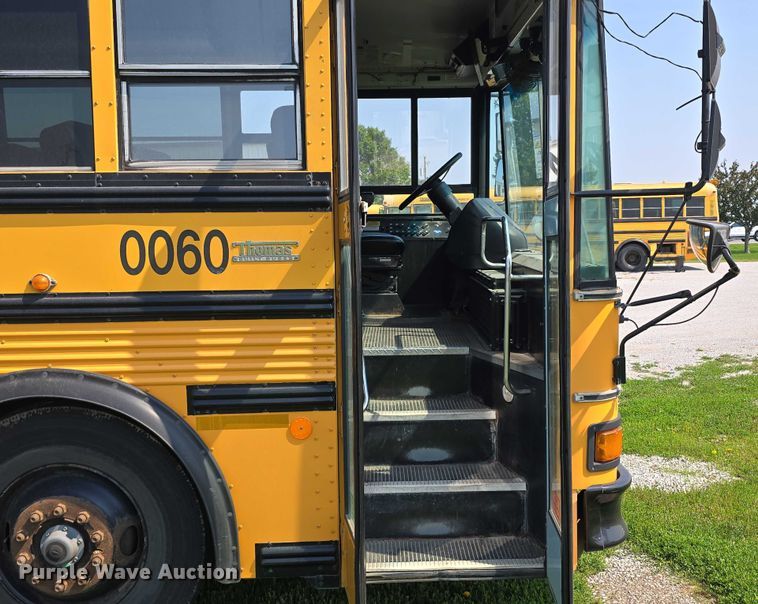 image for item DT6911 2000 Thomas Built Saf-T-Liner school bus