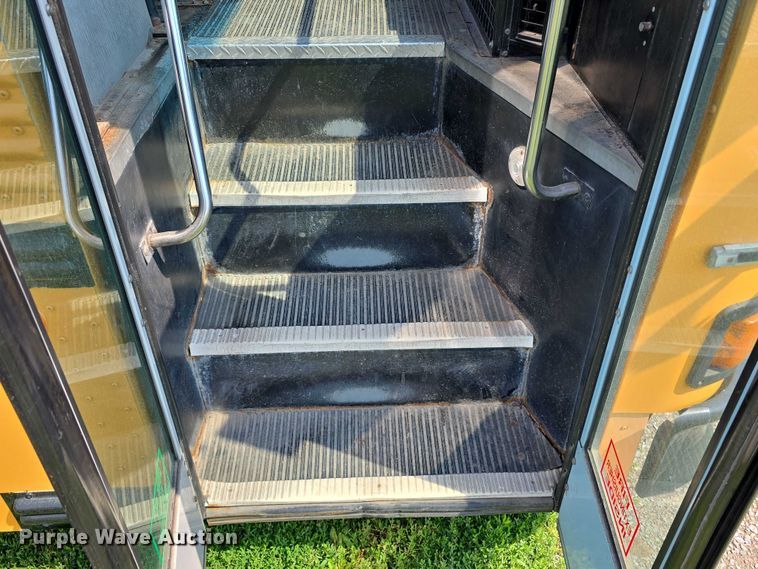 image for item DT6911 2000 Thomas Built Saf-T-Liner school bus