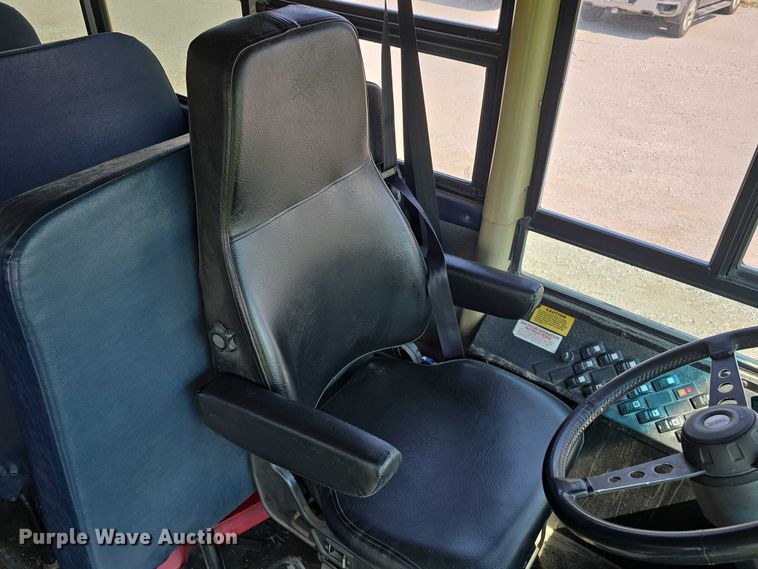 image for item DT6911 2000 Thomas Built Saf-T-Liner school bus