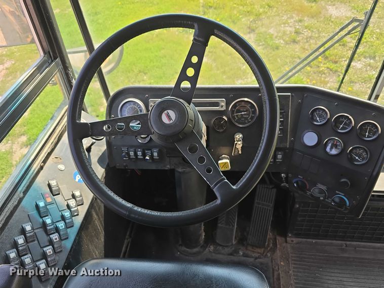 image for item DT6911 2000 Thomas Built Saf-T-Liner school bus