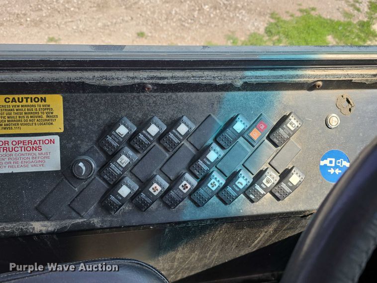 image for item DT6911 2000 Thomas Built Saf-T-Liner school bus