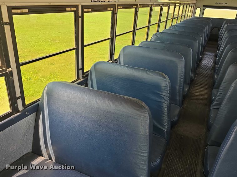 image for item DT6911 2000 Thomas Built Saf-T-Liner school bus