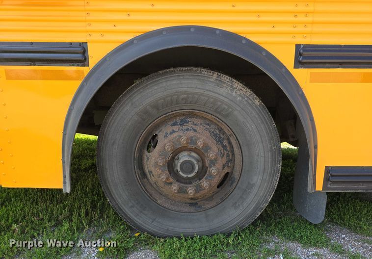 image for item DT6911 2000 Thomas Built Saf-T-Liner school bus