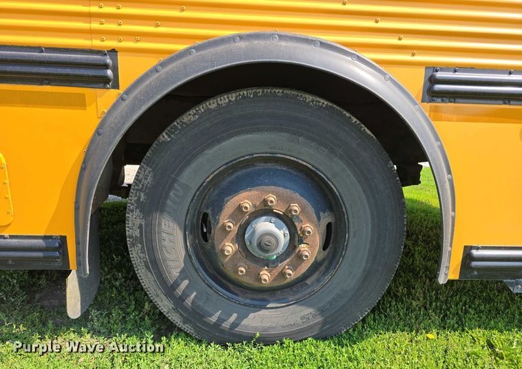 image for item DT6911 2000 Thomas Built Saf-T-Liner school bus