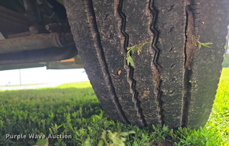 image for item DT6911 2000 Thomas Built Saf-T-Liner school bus