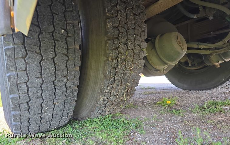 image for item DT6911 2000 Thomas Built Saf-T-Liner school bus